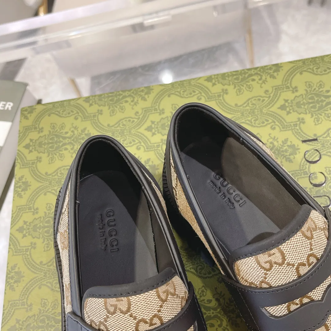 👟👟Ex-factory price 480👟👟 Men's size +10 Gucci's new spring and autumn loafers cleverly use unique design elements to inject fresh vitality into the collection design. Crafted from camel and ebony GG canvas, these stylish unisex loafers feature a new interpretation of the brand's classic monogram pattern for the new season. Camel and ebony GG canvas/imported silk cowhide surface, imported silk cowhide lining Size: Female: 35-42# Male: 39-46#